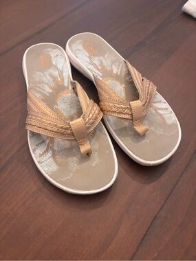 Clarks Women's Tan Braided Thong Gold metallic Sandals